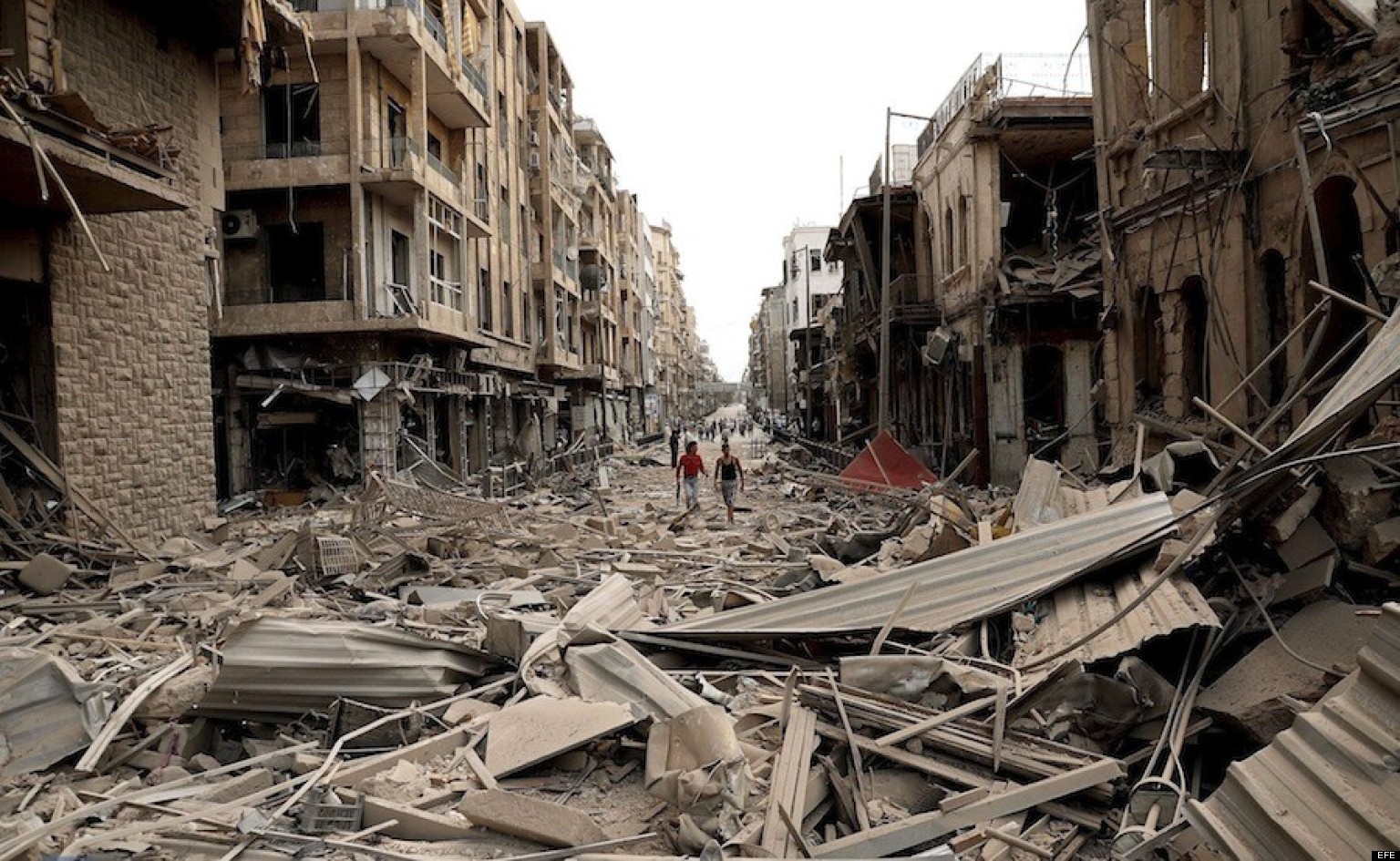 ***SE A—ADEN RESTRICCIONES Y ACTUALIZA N⁄MERO DE VÕCTIMAS***ALE04 ALEPO (SIRIA) 03/10/2012.- FotografÌa facilitada por la agencia de noticias siria SANA de una vista del lugar afectado por la explosiÛn de tres coches bomba en Alepo (Siria) hoy, miÈrcoles 3 de octubre de 2012. Al menos 31 personas murieron hoy y decenas resultaron heridas en varias "explosiones terroristas" en Alepo (norte), la segunda ciudad de Siria, dijeron a Efe fuentes oficiales, que destacaron que hubo grandes daÒos materiales. EFE/SANA SOLO USO EDITORIAL PROHIBIDA SU VENTA