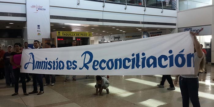 Pancarta "Amnistía es Reconciliación" recibe a los invitados internacinales