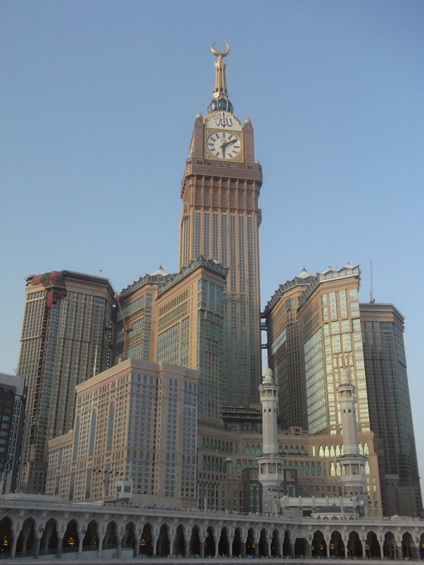 La Torre del hotel del complejo se convirtió en el segundo edificio más alto del mundo en 2012 y actualmente es el tercer edificio más alto del mundo. El complejo de edificios está a unos metros de la mezquita más grande del mundo y el lugar más sagrado del Islam, la mezquita de al-Haram. El edificio cuenta con 120 plantas y tiene 601 metros de altura.