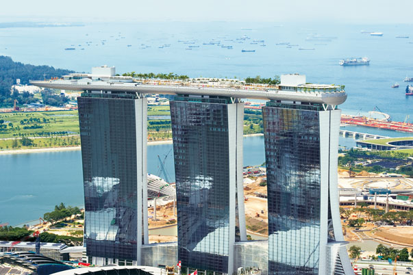 El Marina Bay Sands en Singapur es el edificio más caro del mundo. Costó 5.7 mil millones de dólares. Cuenta con un hotel de 2.561 habitaciones, un centro comercial, museo, dos grandes teatros, un centro de convenciones y exposiciones, siete restaurantes de chefs famosos, una pista de patinaje sobre hielo, y dos pabellones flotantes de cristal. Además, está coronada por una gran piscina.