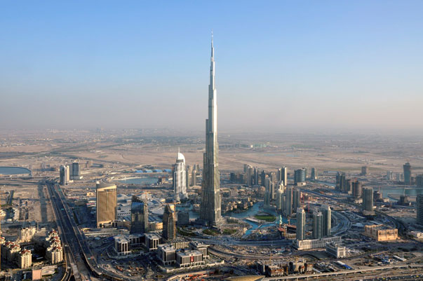 Burj Khalifa es la estructura más alta hecha por el hombre. Tiene 829,8 metros de altura. El Burj Khalifa tiene capacidad para 35.000 personas.