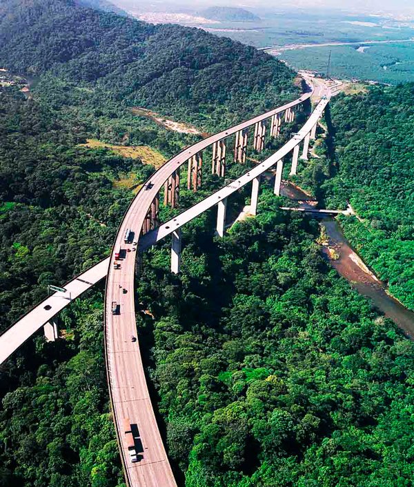 La red de carreteras de Brasil es la cuarta más grande del mundo con una longitud total de aproximadamente 1,6 millones de kilómetros. Las carreteras operadas bajo la jurisdicción federal cubren 74.000 kilómetros, mientras que las carreteras de jurisdicción municipal y estatal cubren 1,2 millones de km y 242.000 km respectivamente.