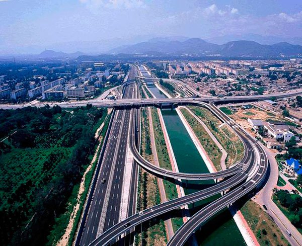 China cuenta con la segunda red de carreteras más grande del mundo, superando los 4,24 millones de kilómetros (según datos de 2012). Las carreteras nacionales y provinciales comprenden respectivamente el 4% y el 7% de la red de carreteras de China, mientras que la red de autopistas del país, que supera los 96.000 km, es la mayor del mundo. 