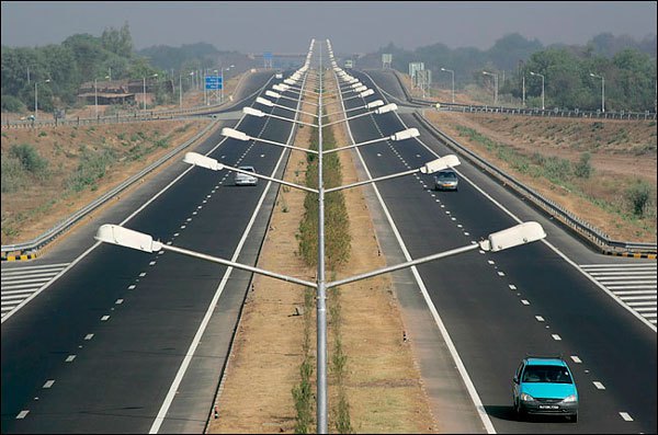 La red de carreteras de la India con una extensión de más de 4,1 millones de kilómetros (según datos de 2012), se ubica como la tercera más grande del mundo. Su red de carreteras se ha convertido en la infraestructura de transporte clave, ya que asume el 80% del tráfico total de pasajeros del país, así como el 65% del tráfico de mercancías.