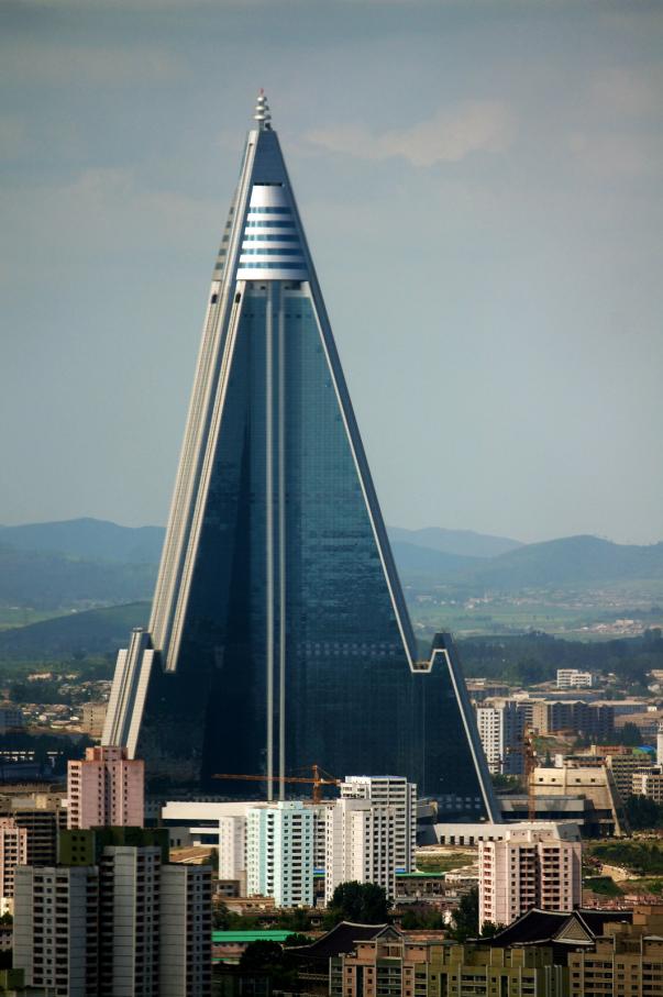 El Hotel Ryugyong es un rascacielos con forma de pirámide ubicado en Pyongyang, Corea del Norte. La construcción comenzó en 1987, pero se detuvo en 1992 cuando Corea del Norte entró en un período de crisis económica después de la caída de la Unión Soviética. En 2008 se reanudó la construcción. La estructura tiene 330,02 metros de alto