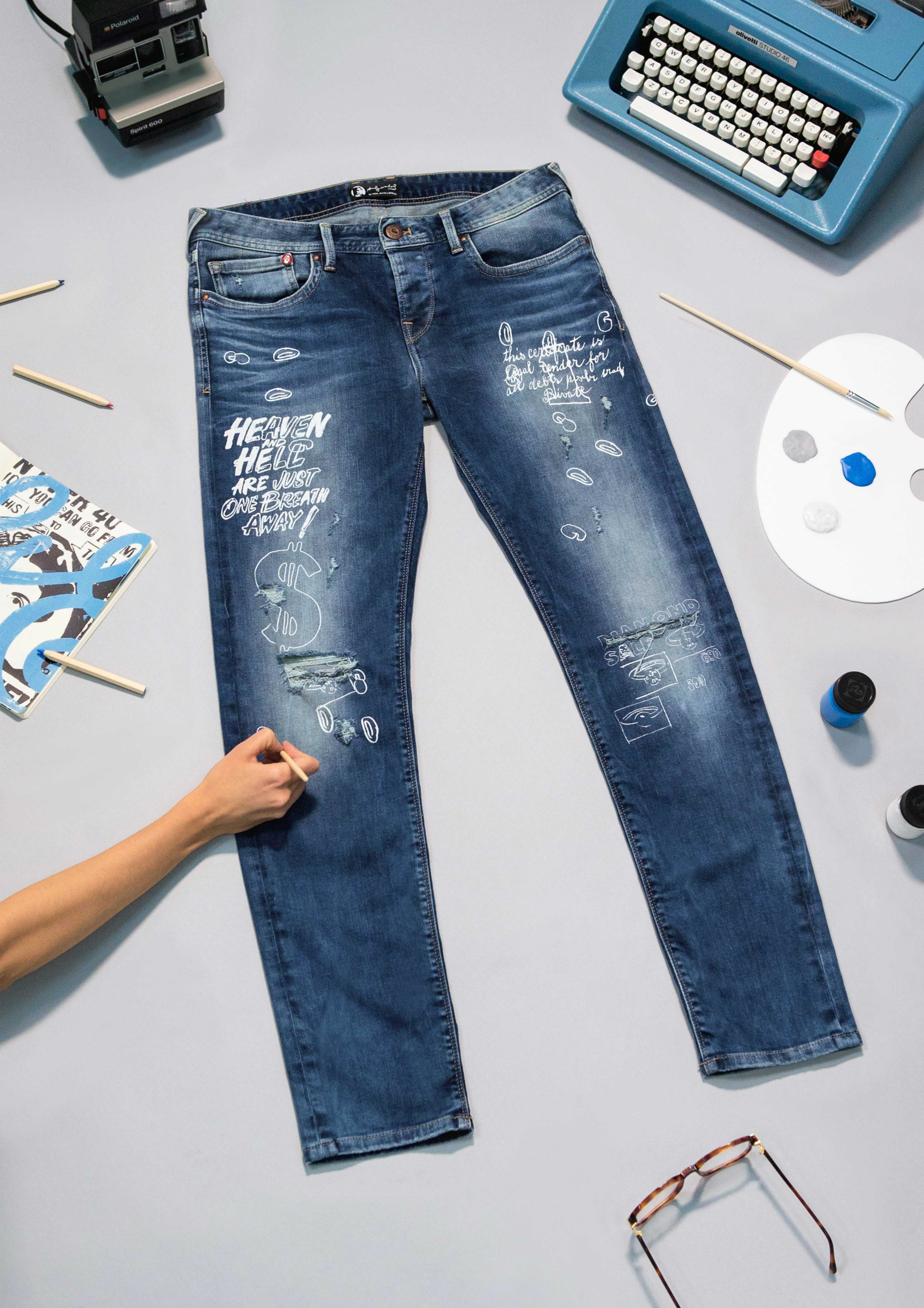 Según propone la firma Pepe Jeans, este verano los pantalones se llevan coloreados
