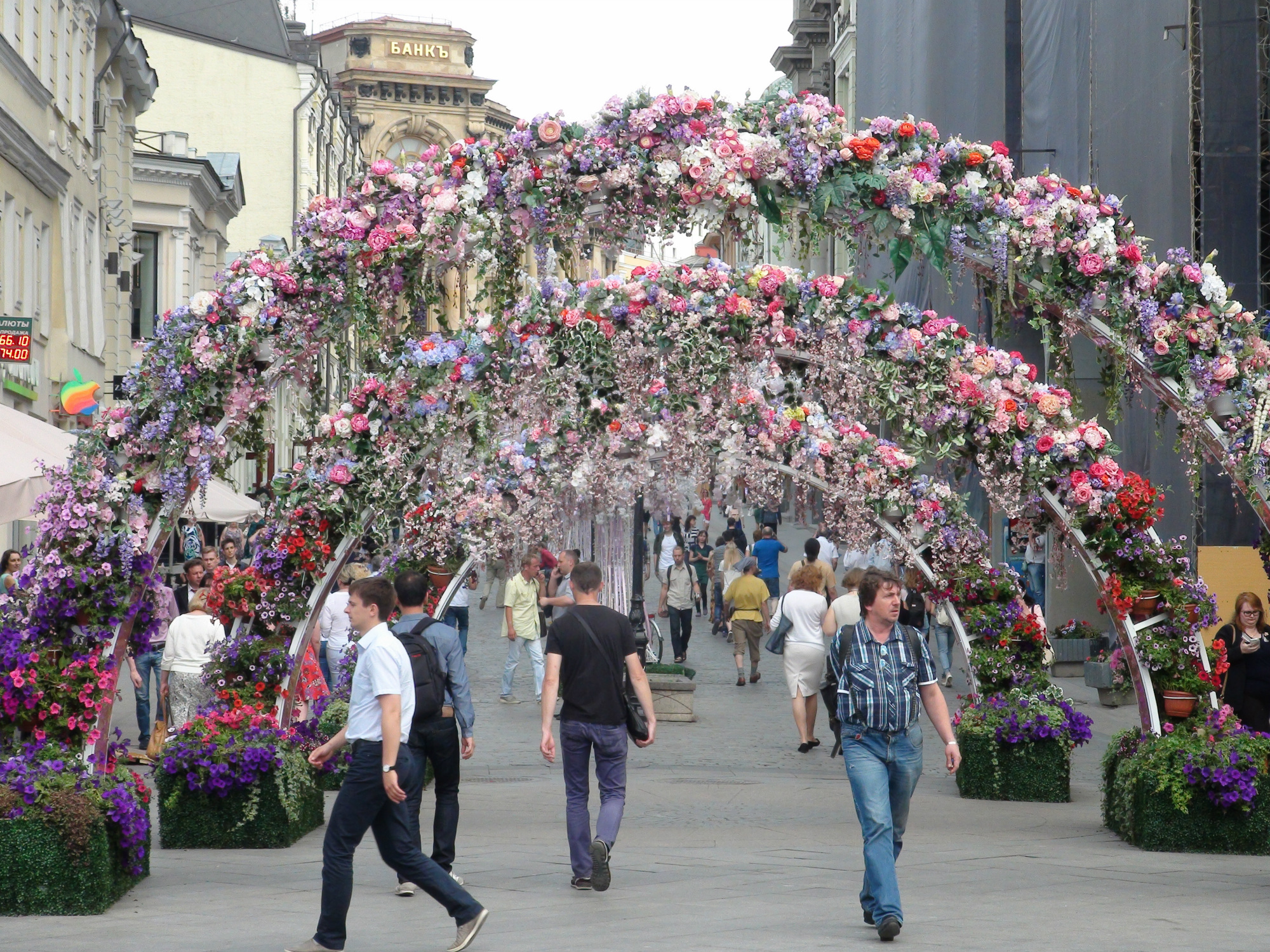 Unos moscovitas caminan por los arcos florales de la  calle Kuznetskiy Most. Foto: Daria Shuváeva