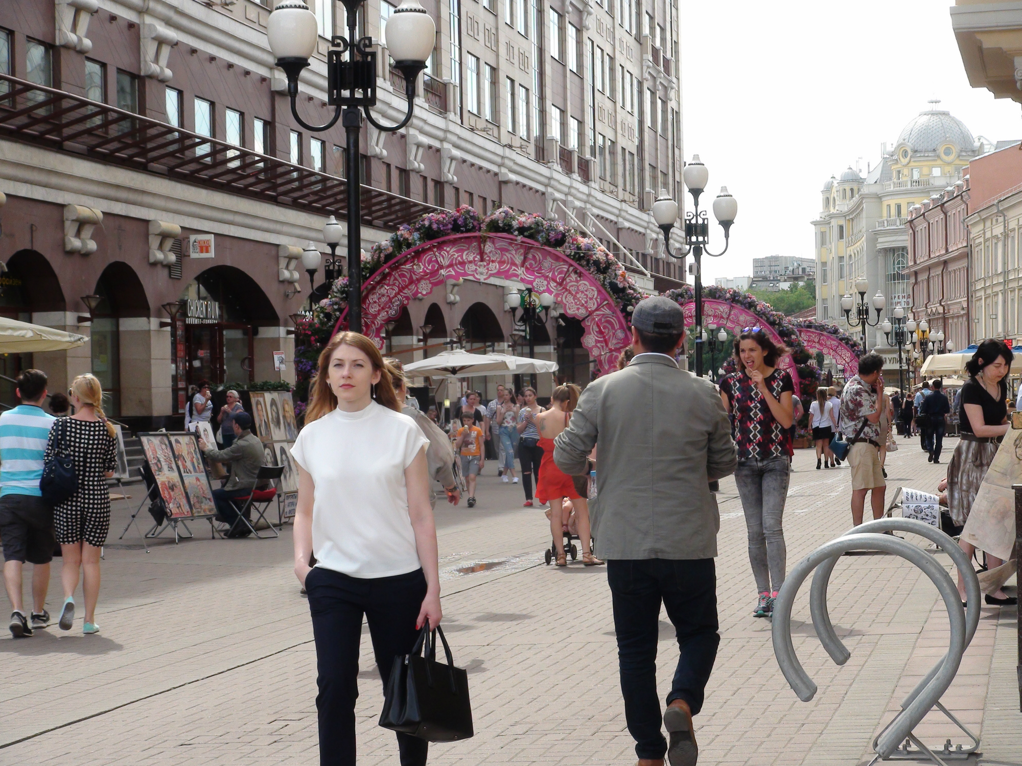 Gente paseando por la calle Arbat, la primera que se peatonalizó en Moscú. Foto: Daria Shuváeva
