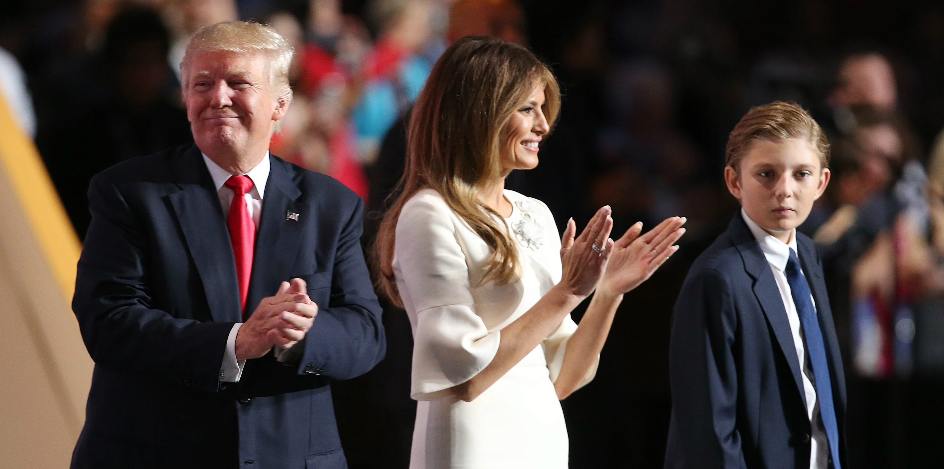 El candidato republicano a la presidencia, Donald Trump (i); su esposa, Melania (c) y su hijo, Barron (d), en una foto de archivo. EFE/DAVID MAXWELL