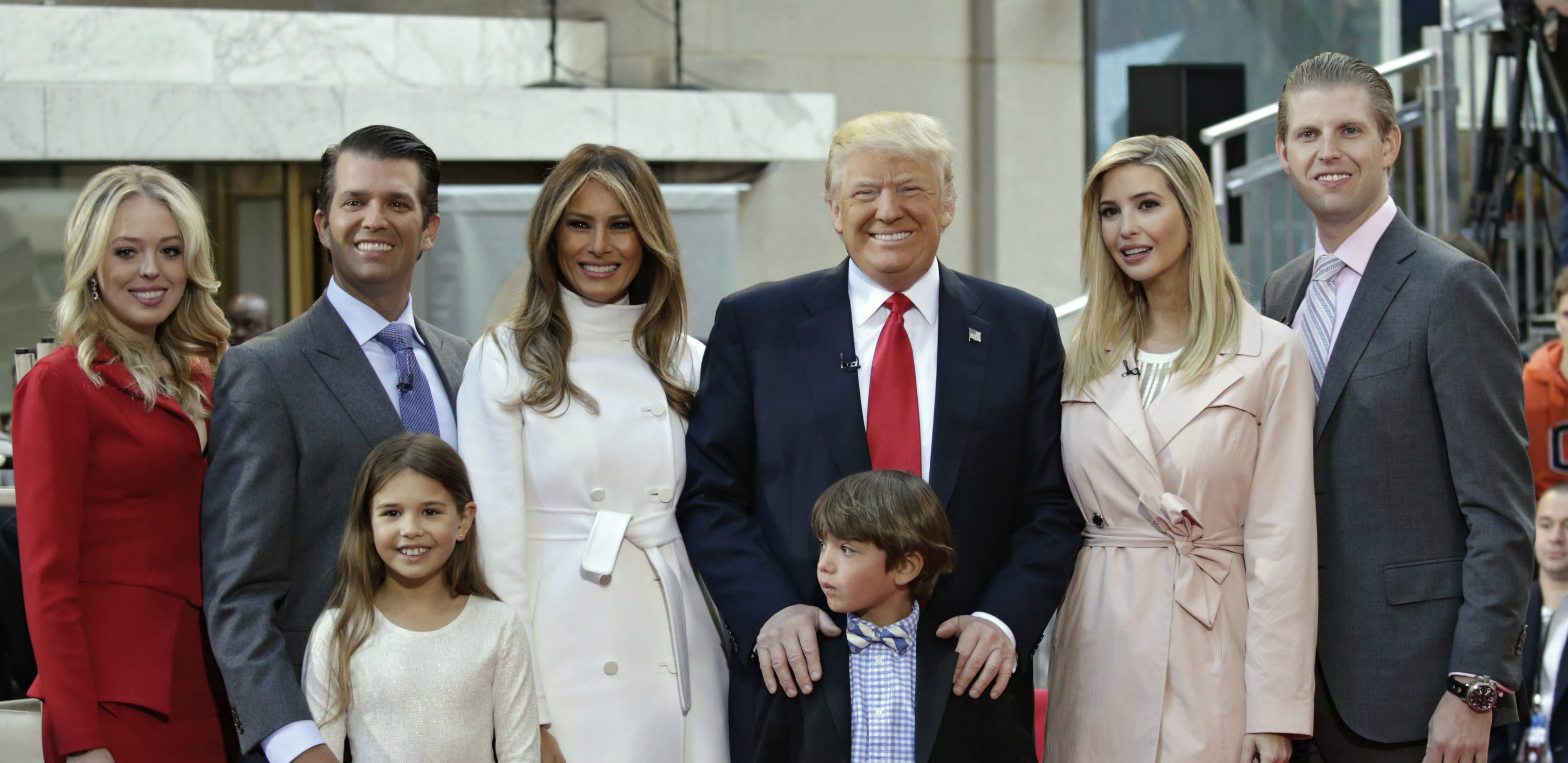 Imagen de parte de la familia Trump, en abril de 2016: De izquierda a derecha: Tiffany, Donald Jr., la hija de este Kai, Melania, Donald Trump, con su nieto Donald III; Ivanka y Eric Trump. EFE/Peter Foley