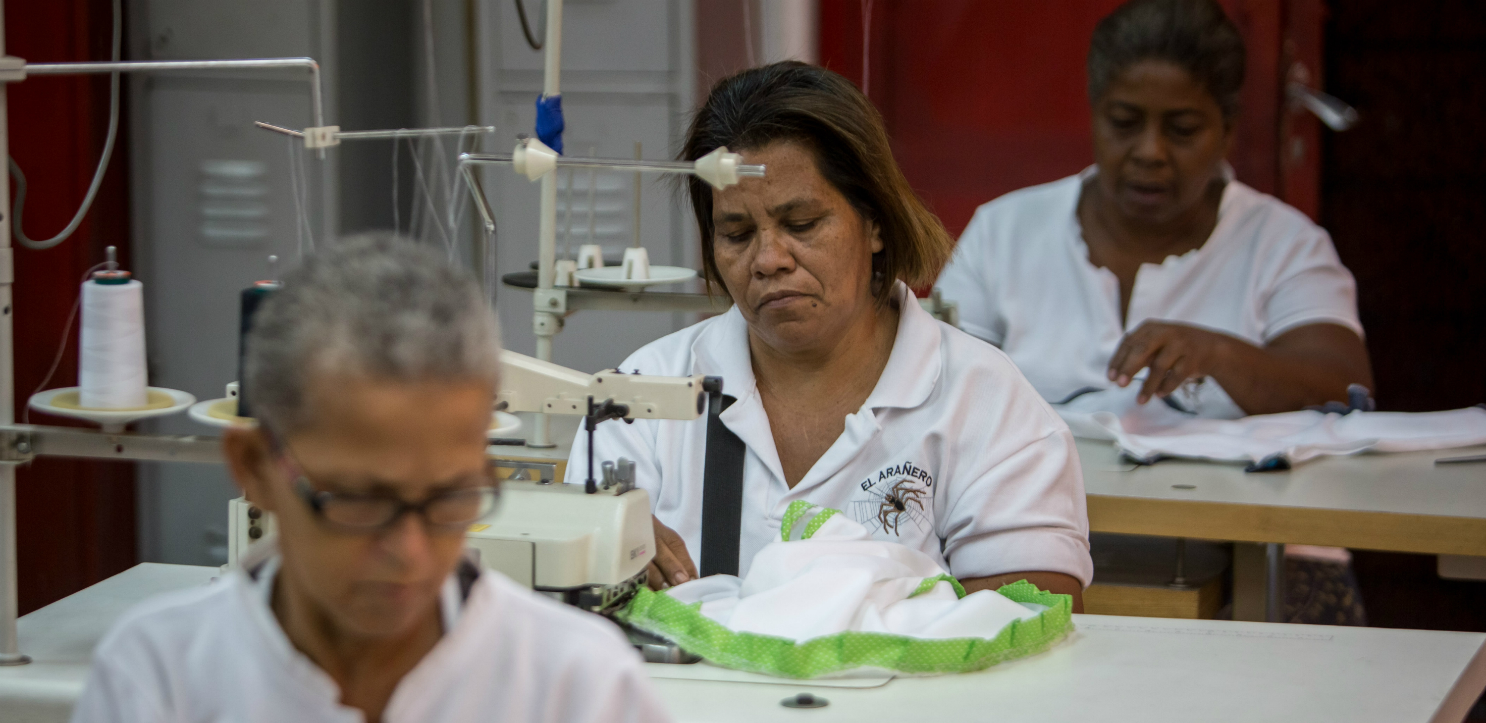madres-venezolanas-aprenden-a-coser-2
