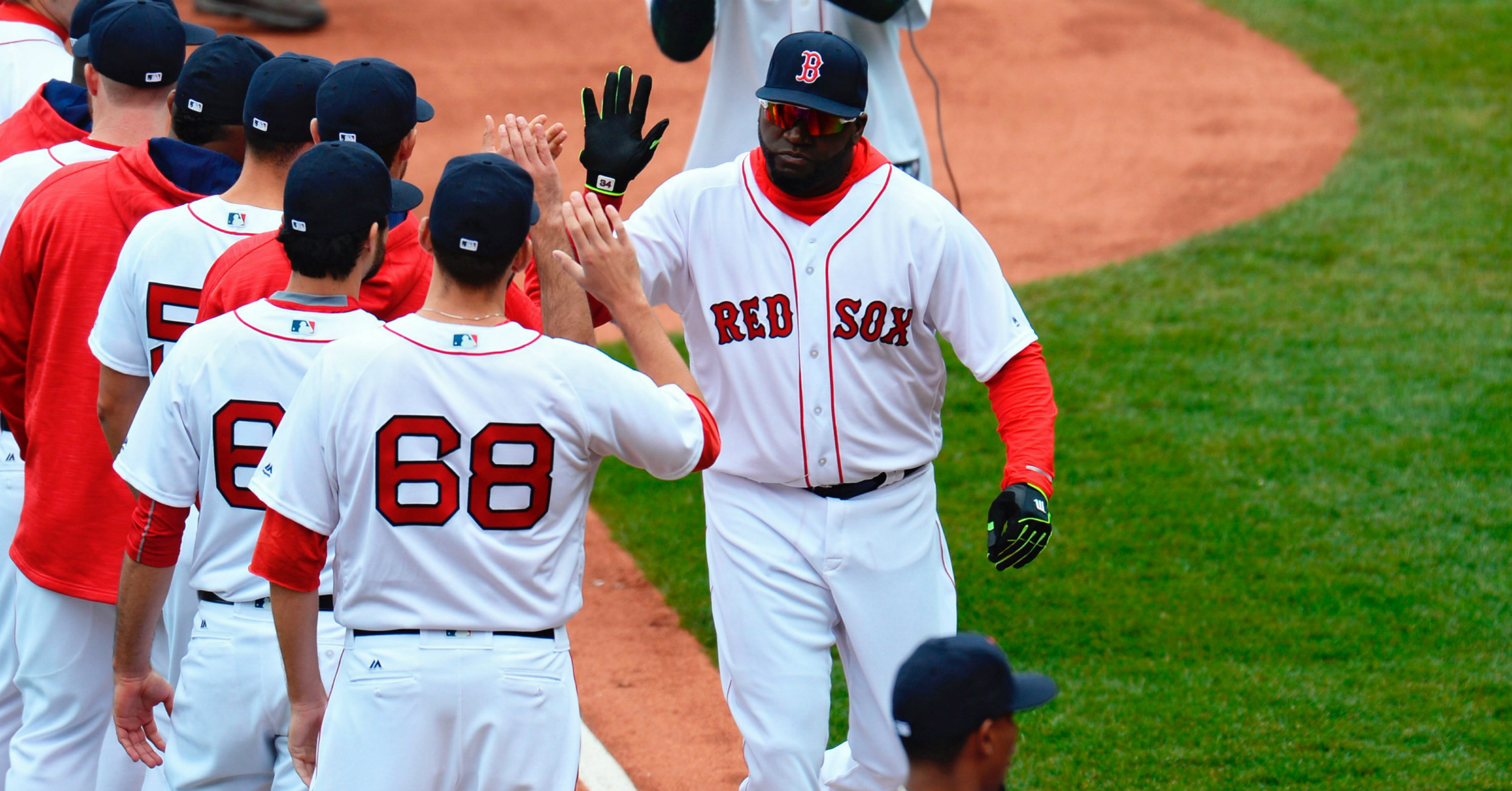 Los Medias Rojas (Red Sox) de Boston convivieron durante 84 con el maleficio del Bambino. En la imagen, David Ortiz saluda a sus compañeros antes de las acciones ante Orioles el pasado 11 de abril de 2016, en un juego de la MLB en el Fenway Park de Boston, Massachusetts (EE.UU.). EFE/CJ GUNTHER