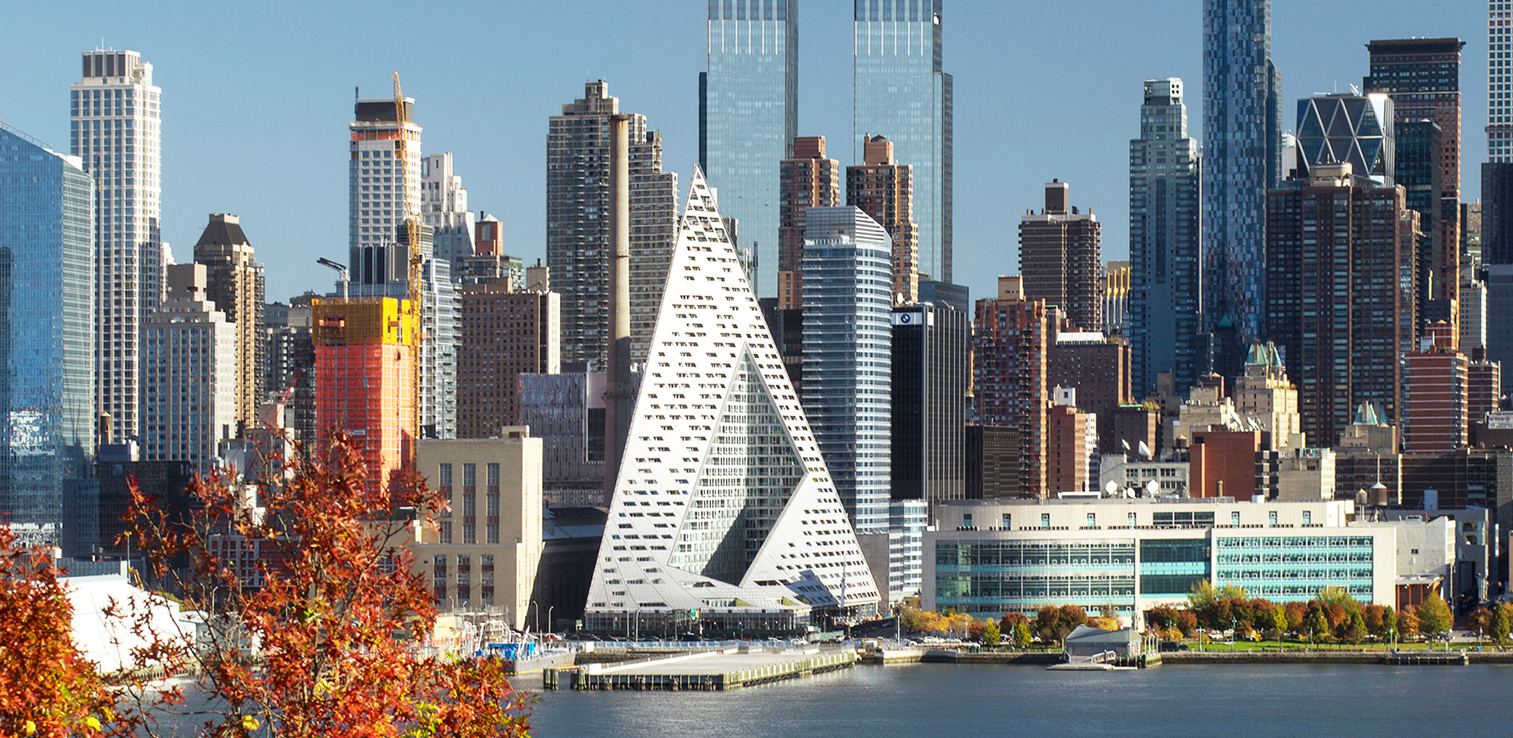 El edificio VIA 57 West de Nueva York tiene 142,30 metros de altura y tiene sus líneas piramidales con vistas al Río Hudson. Foto:Nic Lehoux. Foto cedida por The Council on Tall Buildings and Urban Habitat (CTBUH).