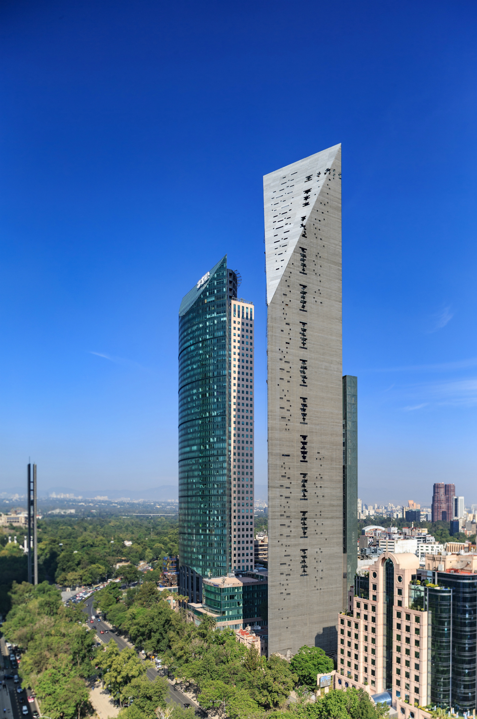 La Torre Reforma en la Ciudad de México (en primer término) tiene 245 metros de altura. Foto: Alfonso Merchand. Foto cedida por The Council on Tall Buildings and Urban Habitat (CTBUH).