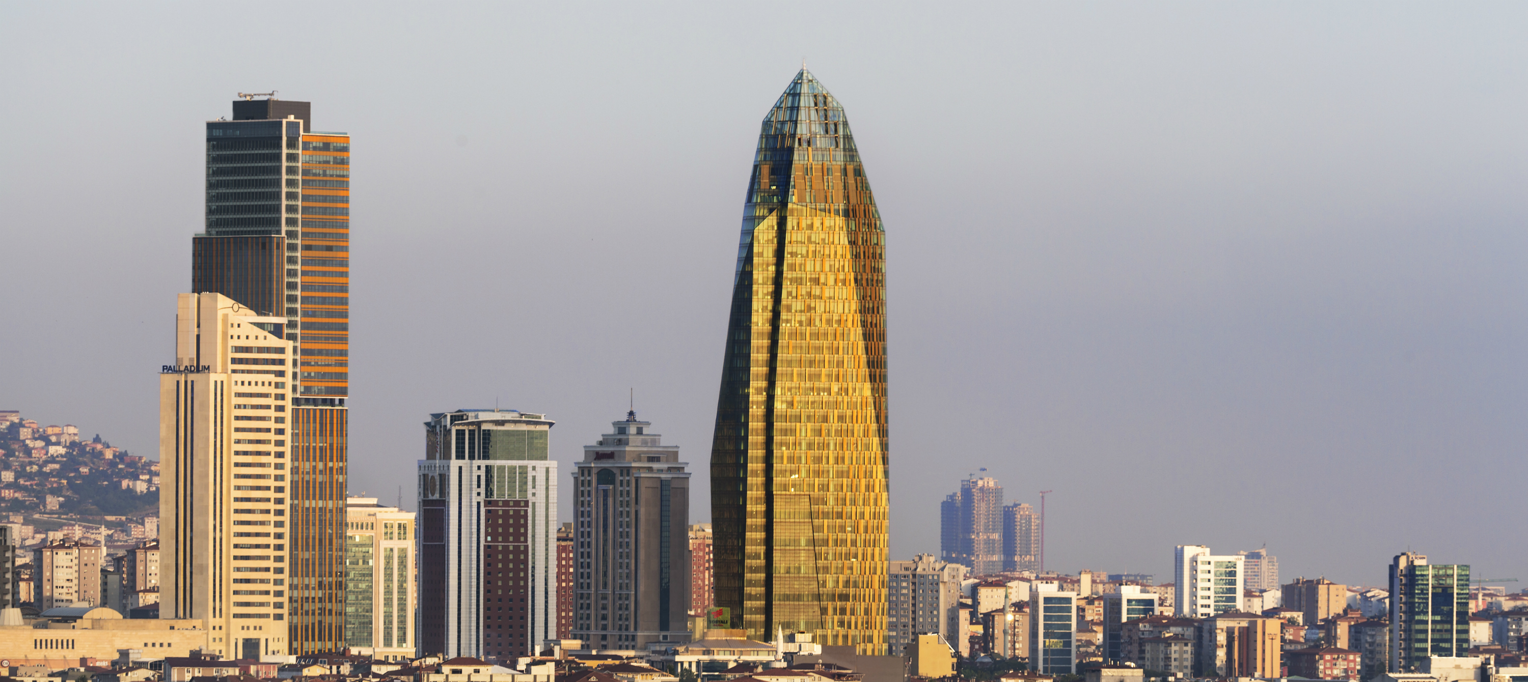 Imagen de la Allianz Tower (en el centro de la imagen) en Estambul, Turquía. Con sus 185,50 metros está inspirada en las rocas de la región de Capadocia. Foto: Esto Photofraphics. Foto cedida por The Council on Tall Buildings and Urban Habitat (CTBUH).