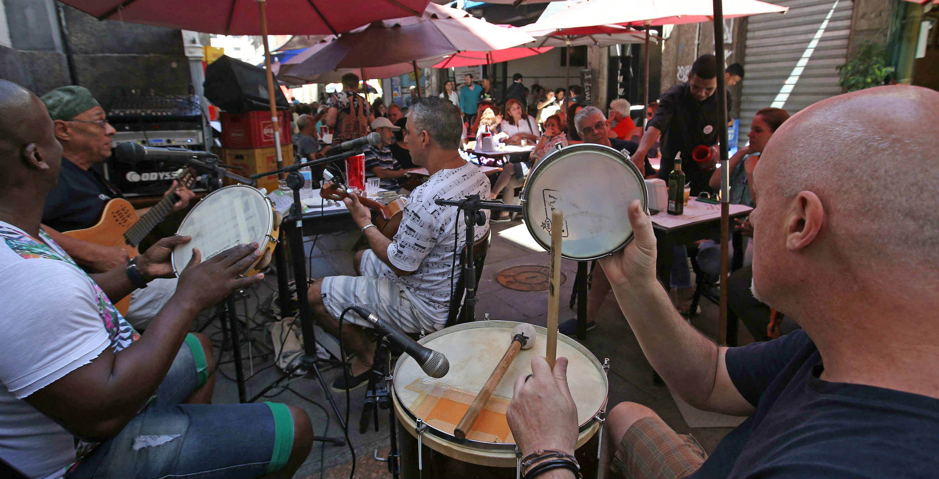Foto de músicos tocando Samba en la calle Ouvidor, en el centro antíguo de la ciudad de Rio de Janeiro. EFE / Marcelo Sayão