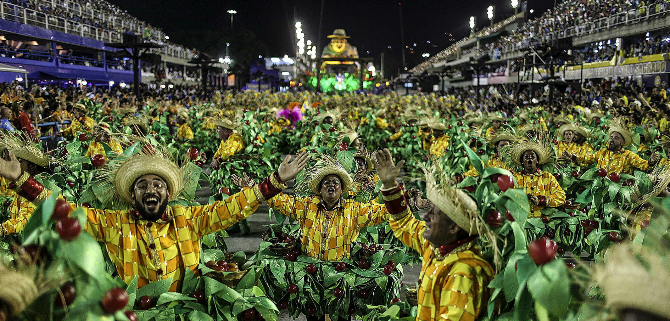 La Escuela de Samba Unidos da Tijuca, que rinde homenaje al mundo rural y a la vida de los trabajadores del campo, durante el primer día de los desfiles de las escuelas de samba del Grupo Especial, en la pasarela de samba celebrada  en febrero de 2016, en el sambódromo de Río de Janeiro. EFE / Antonio Lacerda