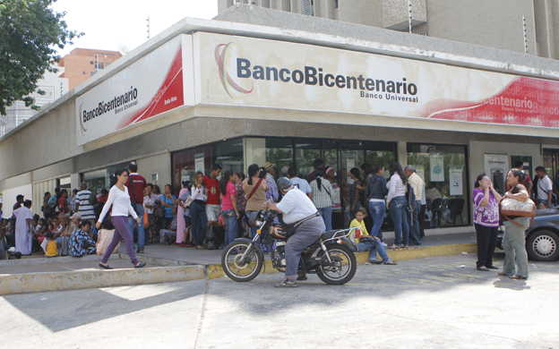 Maracaibo; Venezuela 25/11/2015 Politica Colas en bancos por pago de pensiones y ausencia de billetes.