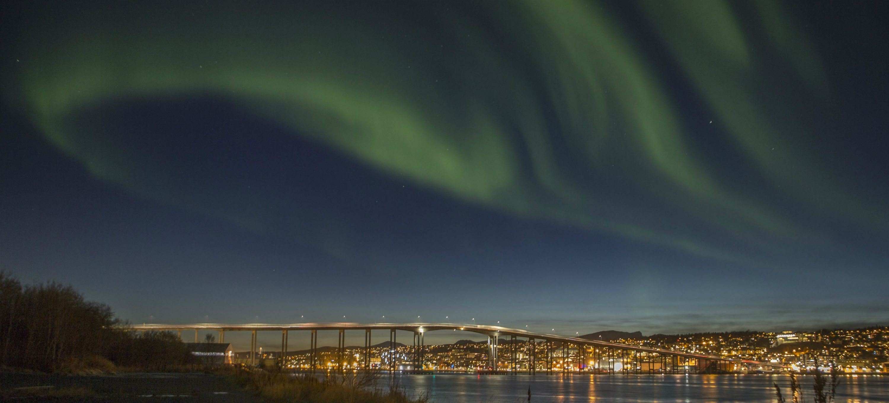 Una aurora boreal ilumina el cielo en la ciurad de Tromso, al norte de Noruega. EFE/Jan Morten Bjoernbakk.