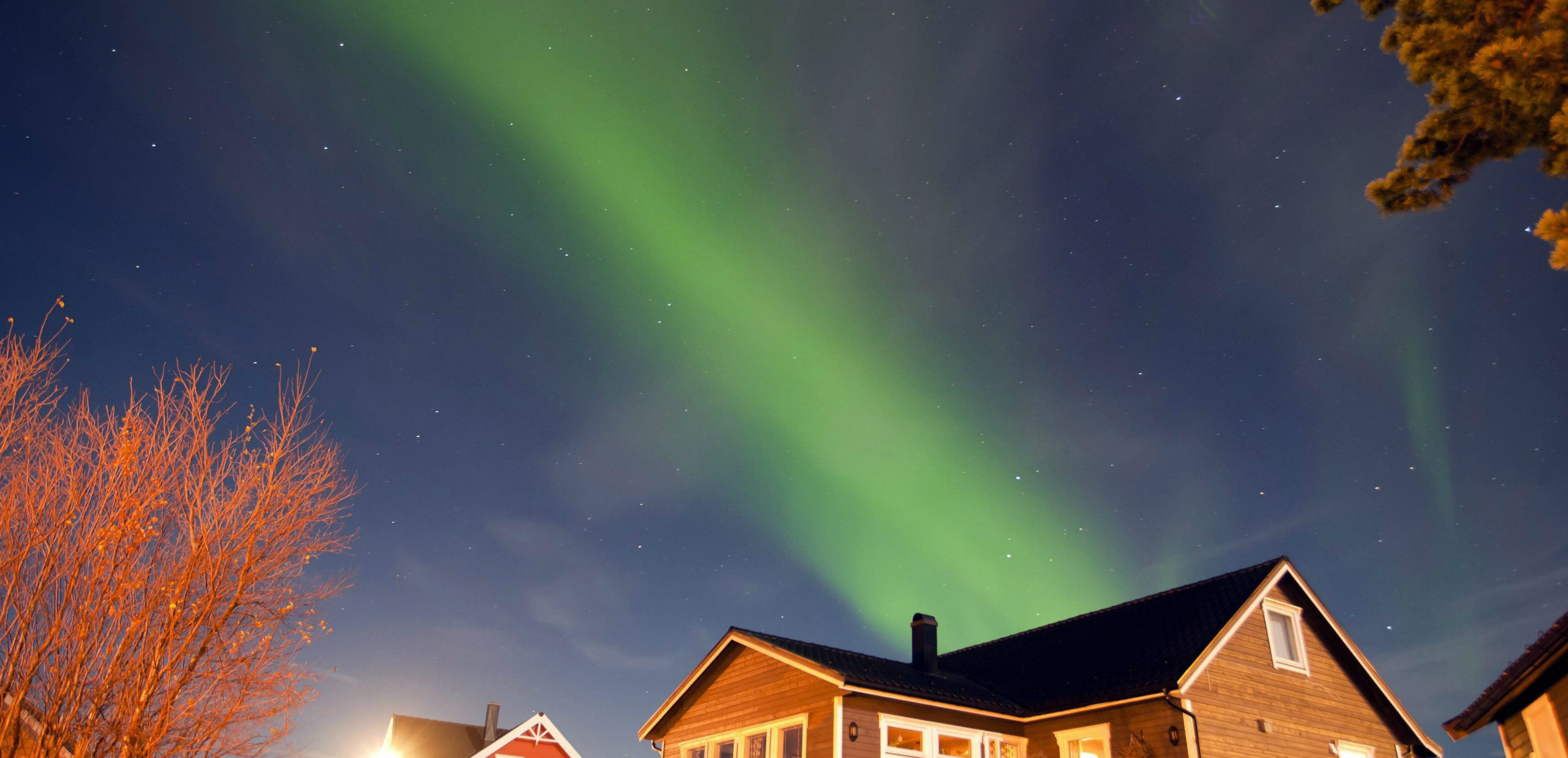 Una aurora boreal sobre una casa casa en la localidad de Alta, en el norte de Noruega. EFE/Gyorgy Varga.