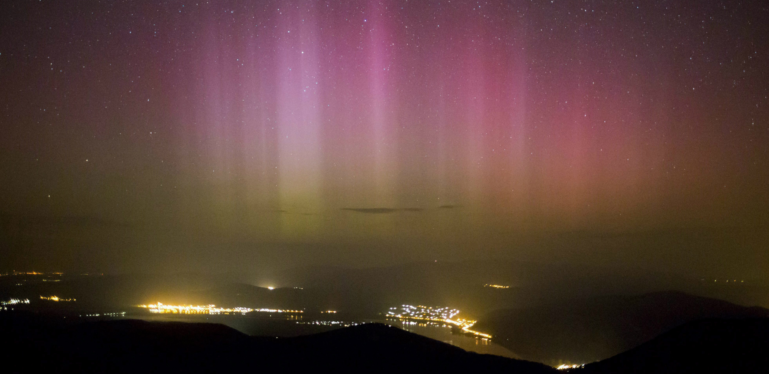 La aurora boreal se forma sobre la ciudad de Pilisszentkereszt, situada a 26 kms al norte de Budapest (Hungría. EFE/Balazs Mohai