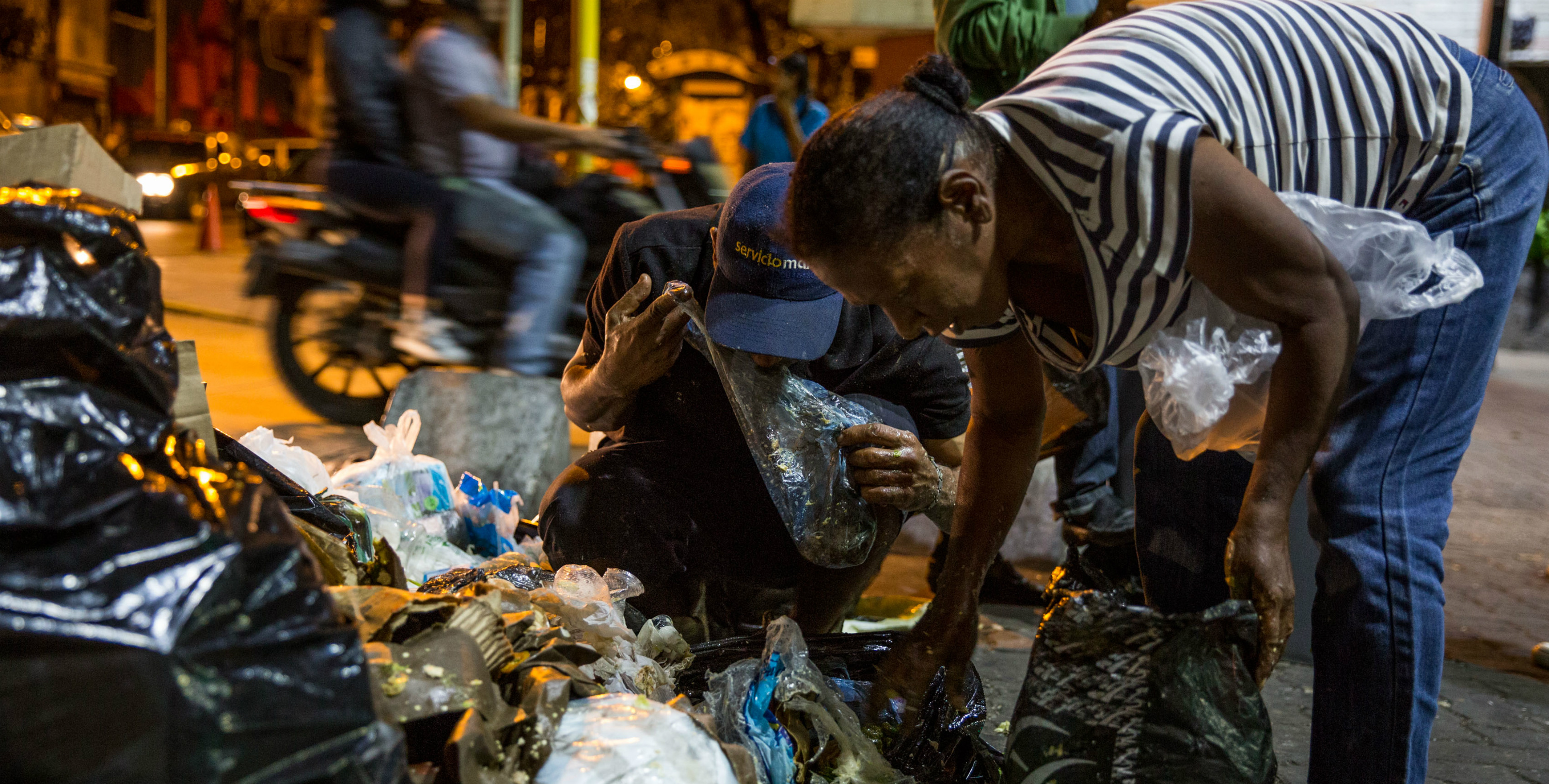 venezolanos-comiendo-basura-2