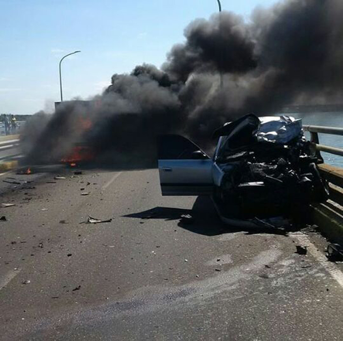 carro quemado puente de maracaibo2
