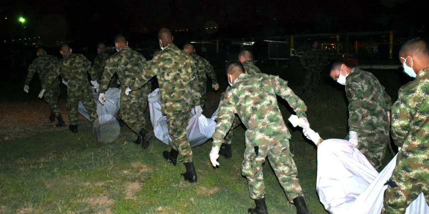 soldados trasladando cuerpos de guerrilleros del ELN Colombia
