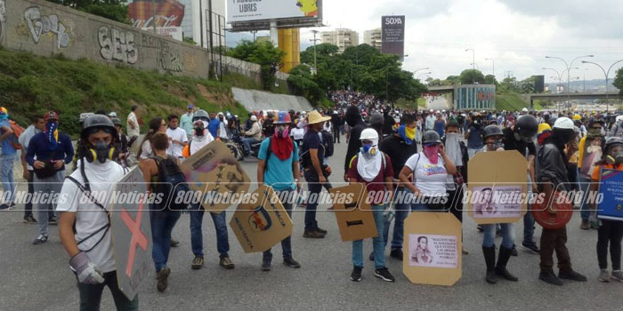 escudos manifestantes protestas venezuela