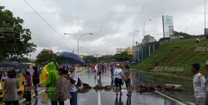 protesta lluvia autopista 