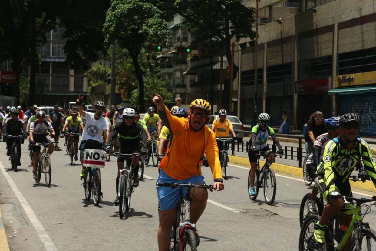 Ciclistas protestan por los caídos y para celebrar a la Sub 20