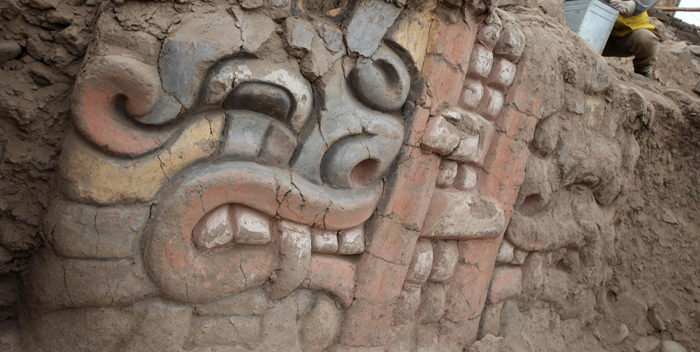 Criaturas mitológicas del Antiguo Perú emergen en milenario templo de Lima