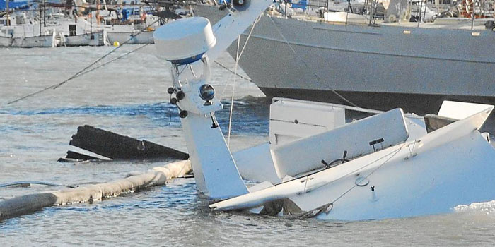 embarcacion mar destrozos