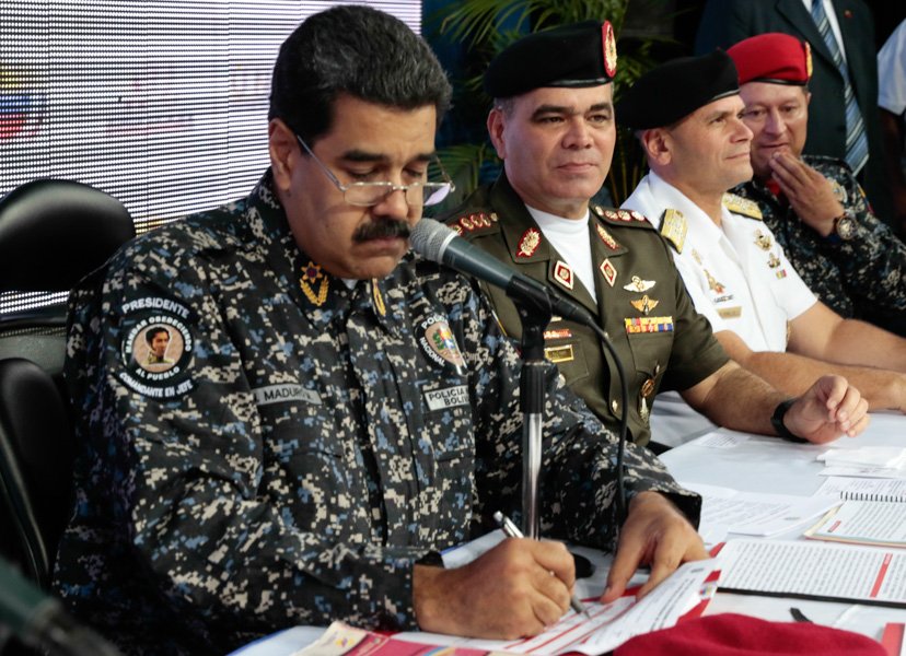 Maduro con nueva chaqueta de la PNB