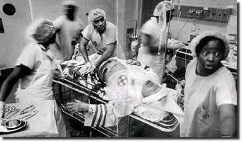 Enfermeros negros asisten a un miembro del KKK
