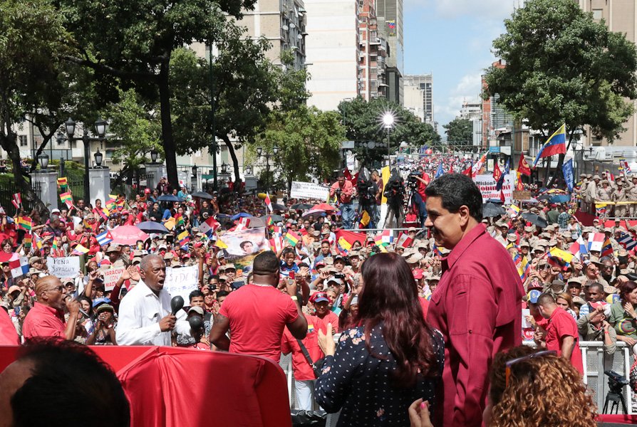 Maduro y Cilia reciben marcha en Miraflores