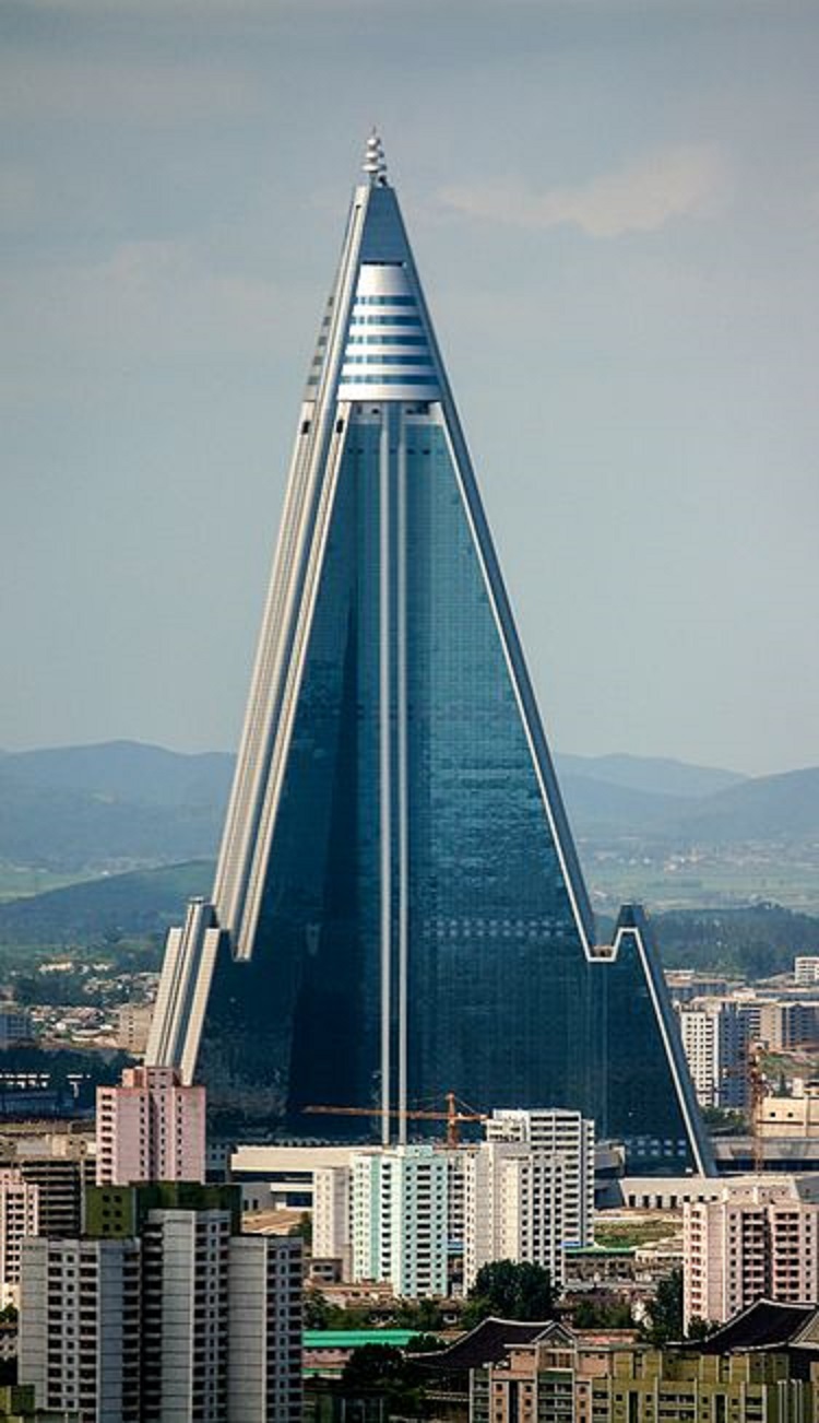 Ryugyong_Hotel_-_August_27_2011_Cropped