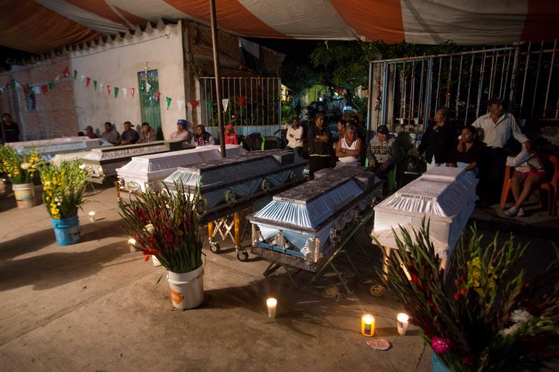 Habitantes de la población de Atzala, en el estado de Puebla (México), velan hoy, miércoles 20 de septiembre de 2017, a las 11 personas que perdieron la vida cuando se oficiaba un bautizo en la iglesia de Santiago Apóstol al momento del sismo de magnitud 7,1. Foto: EFE