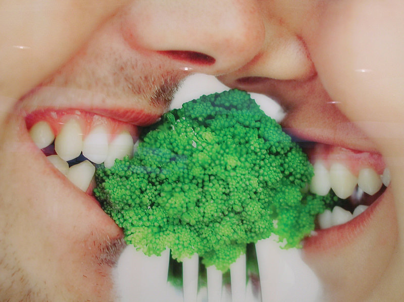 Brócoli - dientes - boca - hombre y mujer