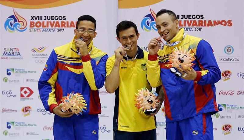 El colombiano Jossimar Calvo (c) posa con la medalla de oro de arzones, acompañado por los venezolanos Adickxon Trejo (i), plata, y José Fuentes (d), bronce, en gimnasia artística en los XVIII Juegos Bolivarianos. Foto: EFE