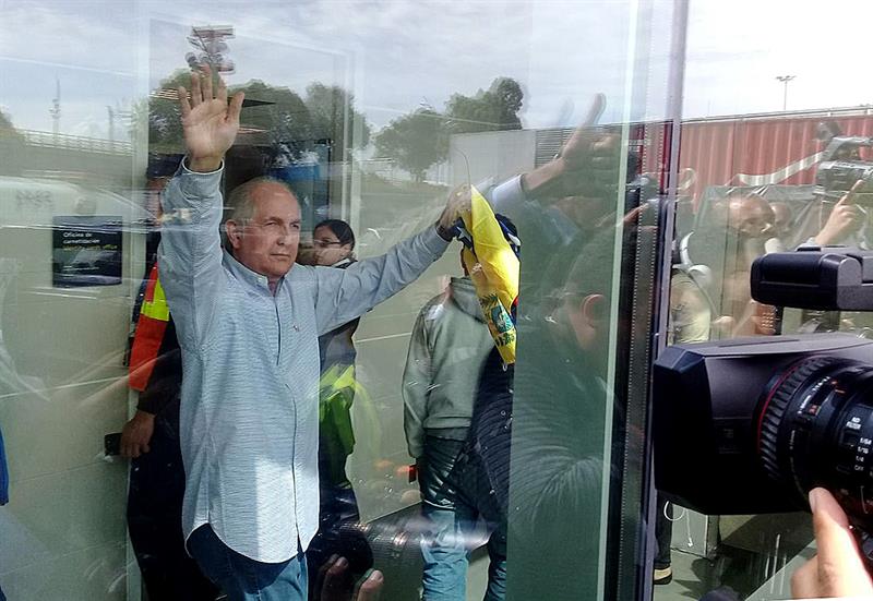 El alcalde opositor venezolano Antonio Ledezma saluda a los periodistas hoy, viernes 17 de noviembre de 2017, en el aeropuerto El Dorado en Bogotá (Colombia). Foto: EFE
