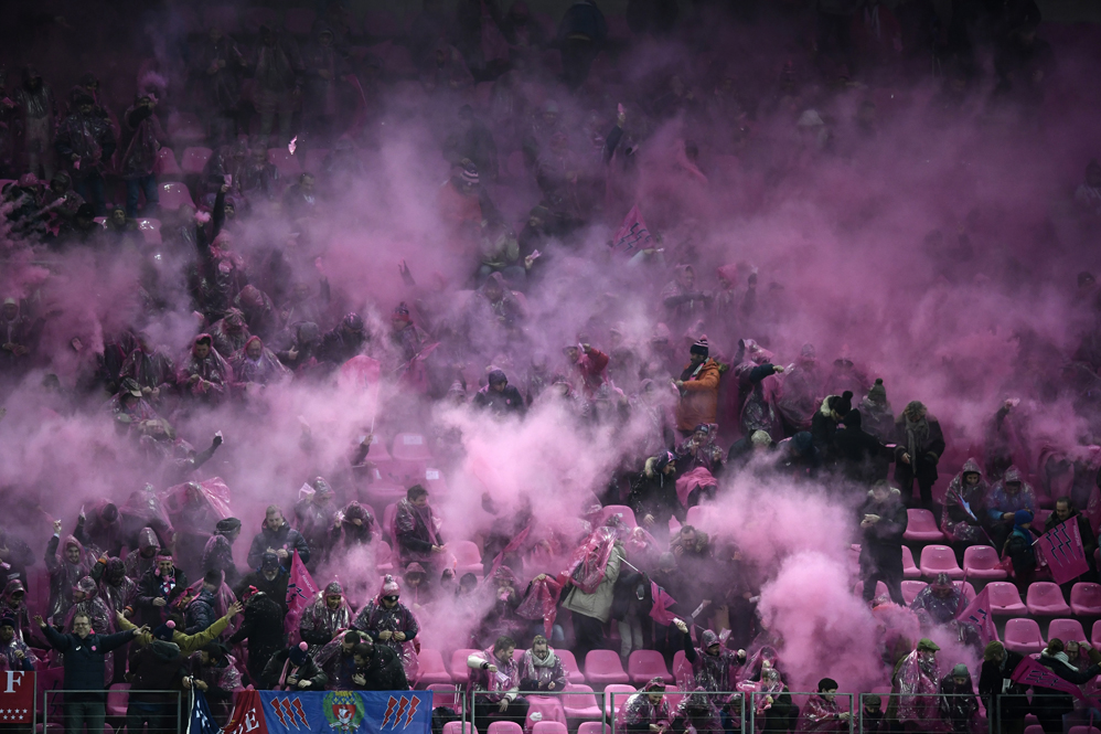 Stade Francais' supporters cheer prior to the French Top 14 Rugby union match between Stade Francais and Racing 92, at the Jean Bouin stadium in Paris on December 3, 2017. / AFP PHOTO / CHRISTOPHE SIMON