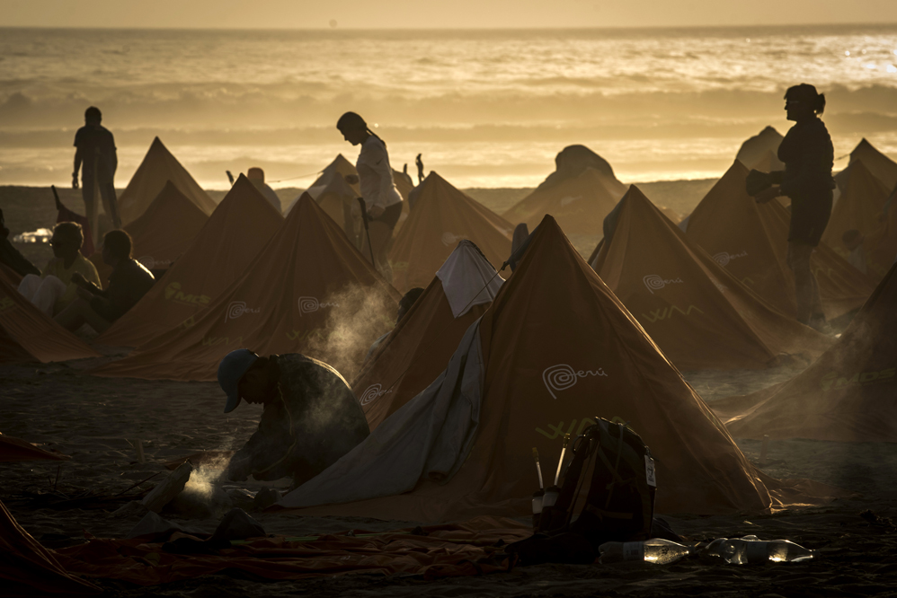 Competitors take part in the fourth stage during the first edition of the Marathon des Sables Peru between Ocucaje and Arloveto  in the Ica desert, on December 2, 2017.  Competitors compete in the race of approximately 250 km divided into 6 stages through the Ica Desert at a free pace and in self-sufficiency conditions from November 28 to December 4, 2017. / AFP PHOTO / JEAN-PHILIPPE KSIAZEK