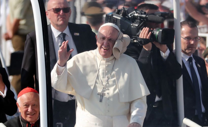 Al Papa Francisco le lanzaron una gorra