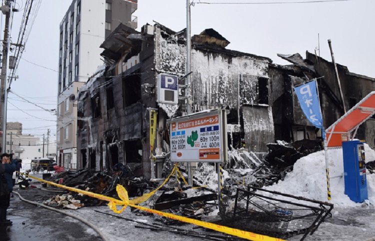 A general view shows the ruins of a fire at a residence for elderly people in Sapporo, northern Japan, on February 1, 2018. Eleven people died after a fire broke out at a residence for elderly people with financial difficulties in northern Japan, police said on February 1. / AFP PHOTO / JIJI PRESS / - / Japan OUT