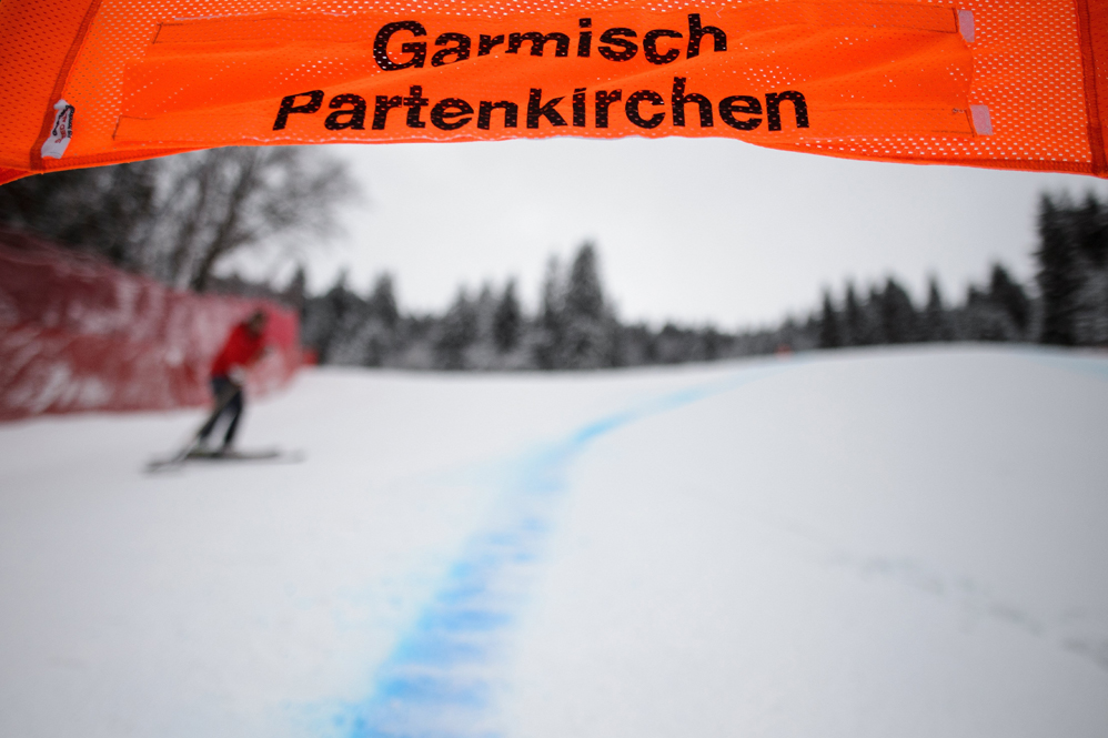 Garmisch-partenkirchen (Germany), 03/02/2018.- A course worker prepares the slope before the second training for the women's downhill race of the FIS Alpine Ski World Cup event in Garmisch-Partenkirchen, Germany, 03 February 2018. (Alemania) EFE/EPA/PHILIPP GUELLAND
