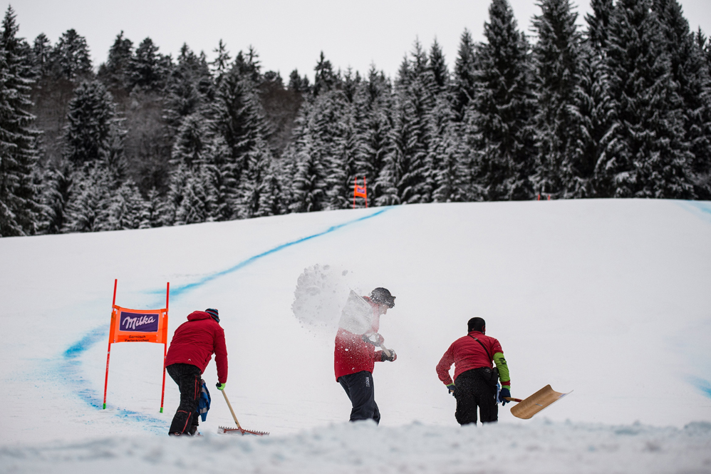 Garmisch-partenkirchen (Germany), 03/02/2018.- Course workers prepare the slope before the second training for the women's downhill race of the FIS Alpine Ski World Cup event in Garmisch-Partenkirchen, Germany, 03 February 2018. (Alemania) EFE/EPA/PHILIPP GUELLAND