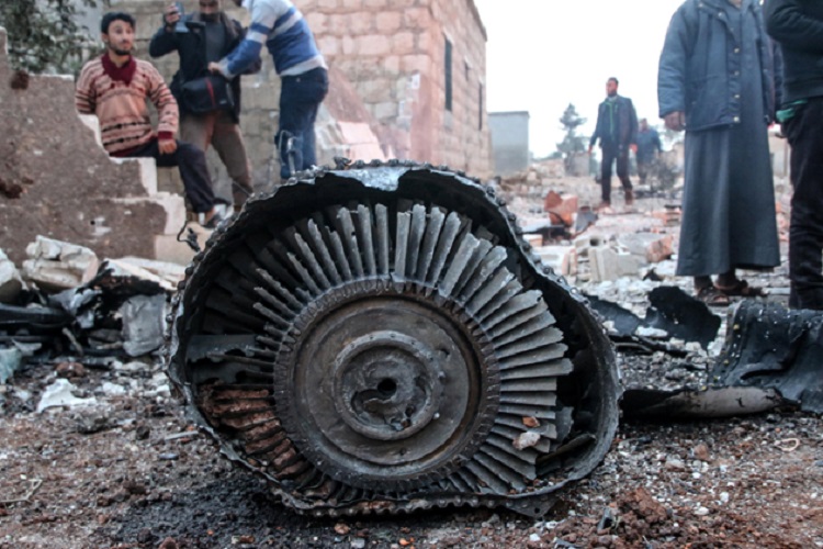 Saraqb (Syrian Arab Republic), 03/02/2018.- People walk amidst the rubble of the Russian Sukhoi Su-25 fighter jet scattered on the ground, in Ma'saran village near Saraqeb city, in Eastern Idlib countryside, Syria, 03 February 2018. According to the Syrian Observatory for Human Rights, Rebel fighters shot down the Russian warplane and captured the pilot, who was later killed after he fought the rebels. The Syrian government launched a military operation to regain control over Idlib from in December 2017 with support of Russian warplanes. (Siria, Rusia) EFE/EPA/ABDALLA SAAD