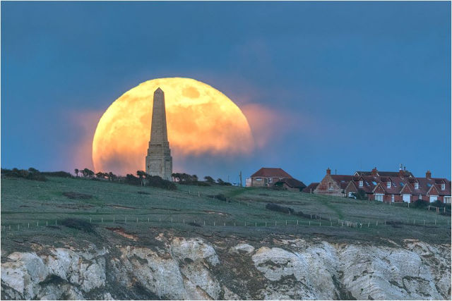 supermoon-over-culver-jamie-russell-640