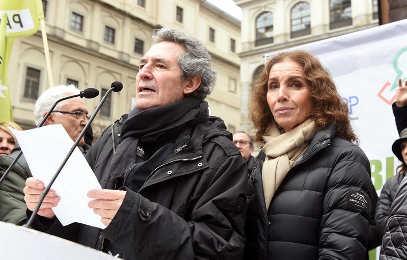 Los cantantes Miguel Ríos y Ana Belén intervienen en la manifestación por unas pensiones dignas. Foto: EFE
